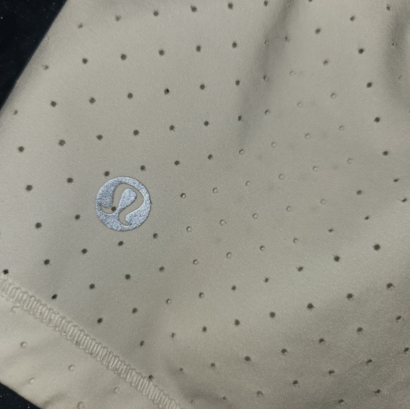 Lululemon white perforated speed up shorts size 4 - Picture 4 of 5